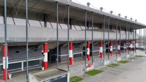 Pfeiler der Rahntribüne erstrahlen in Rot-Weiss
